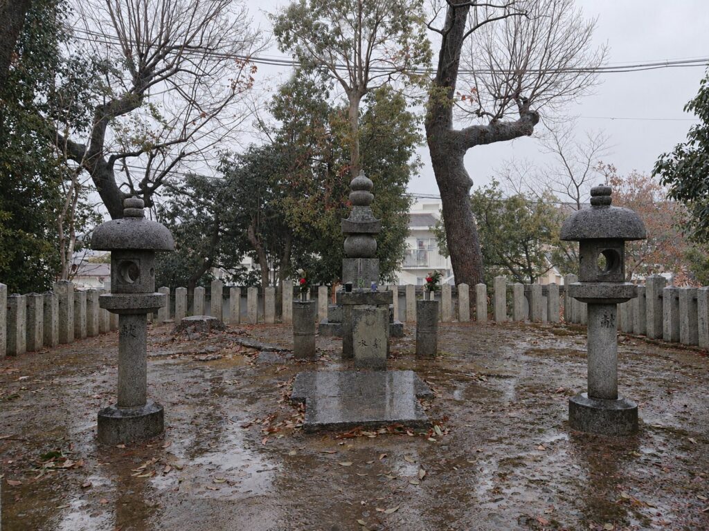 大納言塚の墓域全景