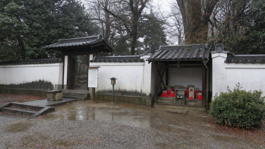 大納言塚の門