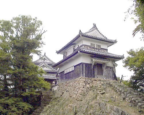 山上に建つ備中松山城の天守と石垣