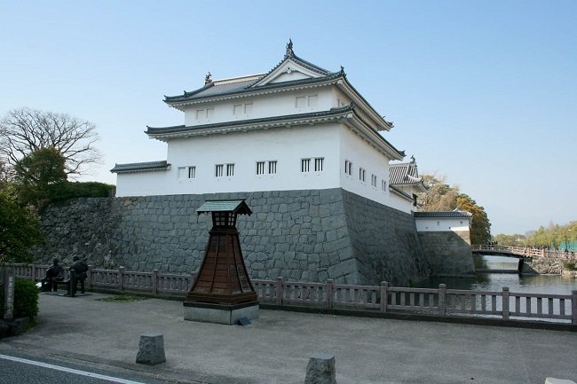 復元された駿府城の巽櫓と堀