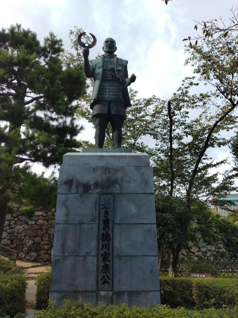 浜松城公園に立つ若き日の徳川家康の銅像（2024年8月 筆者撮影）