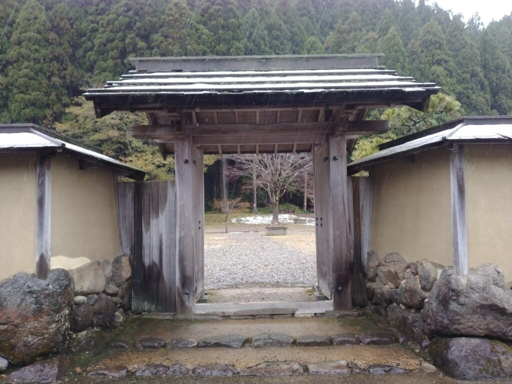 一乗谷朝倉氏遺跡の復原町並みの門