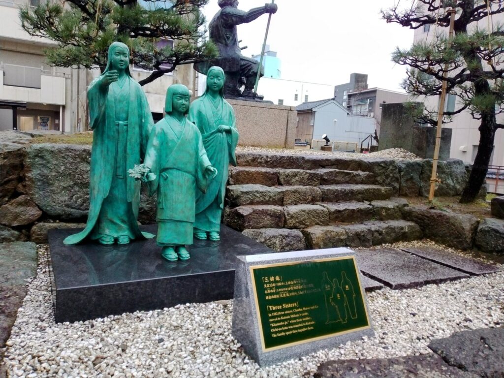 北の庄城址・柴田公園の浅井三姉妹(茶々・初・江)の像