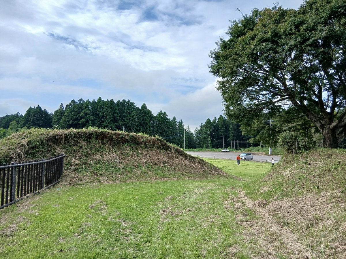 喜連川城跡の広場をふちどる土塁