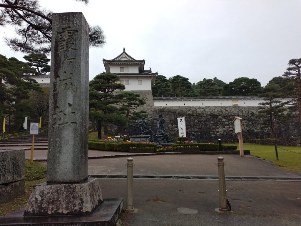 二本松城跡の城址碑と箕輪門