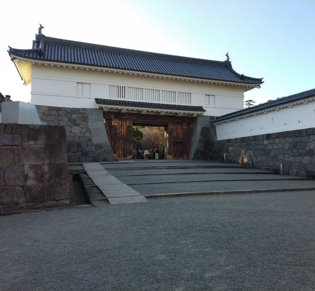 小田原城址公園の城門と石垣