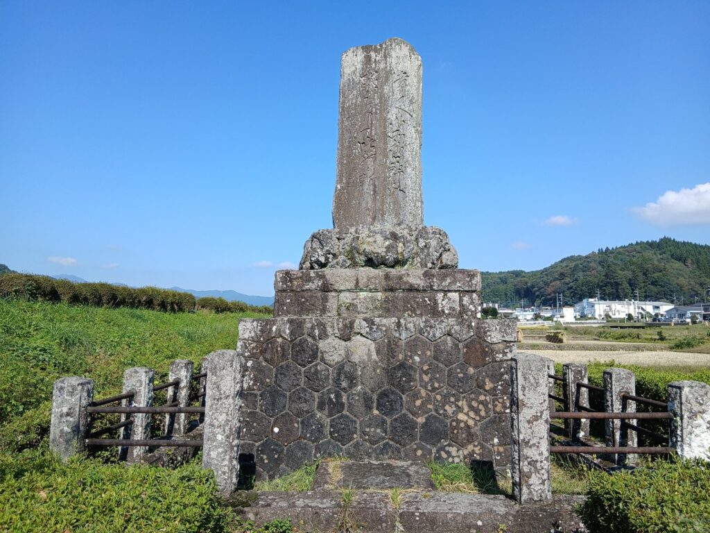 水沼河原に建つ小栗公顕彰慰霊碑