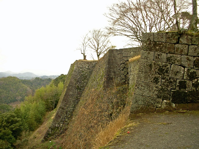 中川家の時代に築かれた岡城の高石垣(運営者撮影)