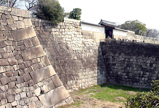 大阪城の枡形と高石垣（筆者撮影）