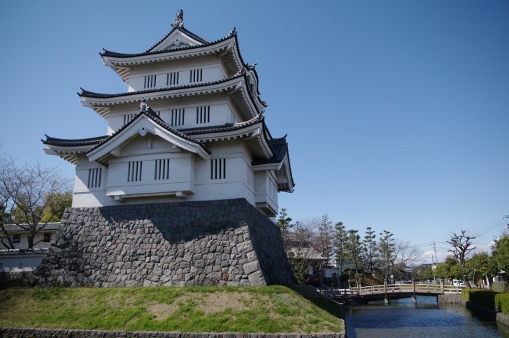 埼玉県行田市の忍城の御三階櫓と堀
