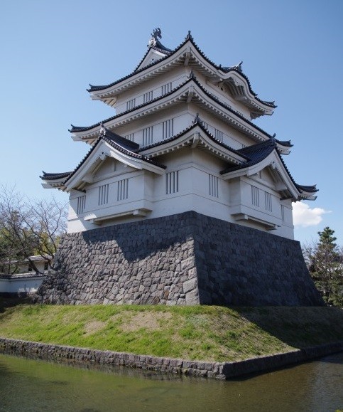 石垣の上に立つ忍城の御三階櫓