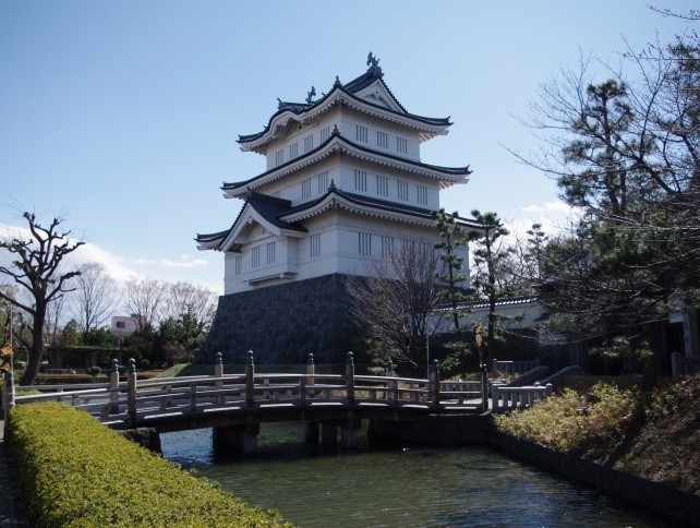 堀にかかる橋と忍城の御三階櫓