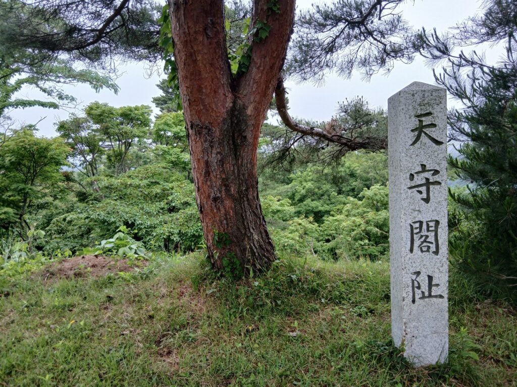 春日山城跡の天守閣址の碑