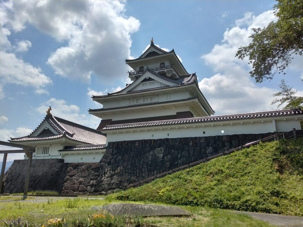 上山城の模擬天守