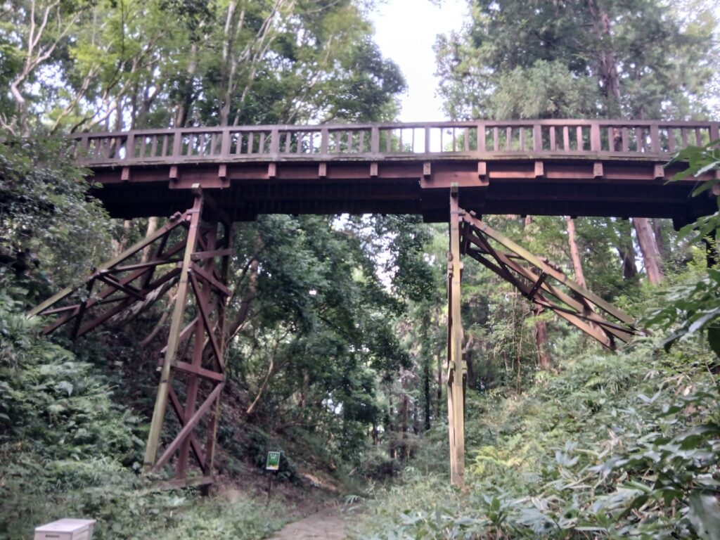 滝山城跡の深い空堀にかかる木の橋